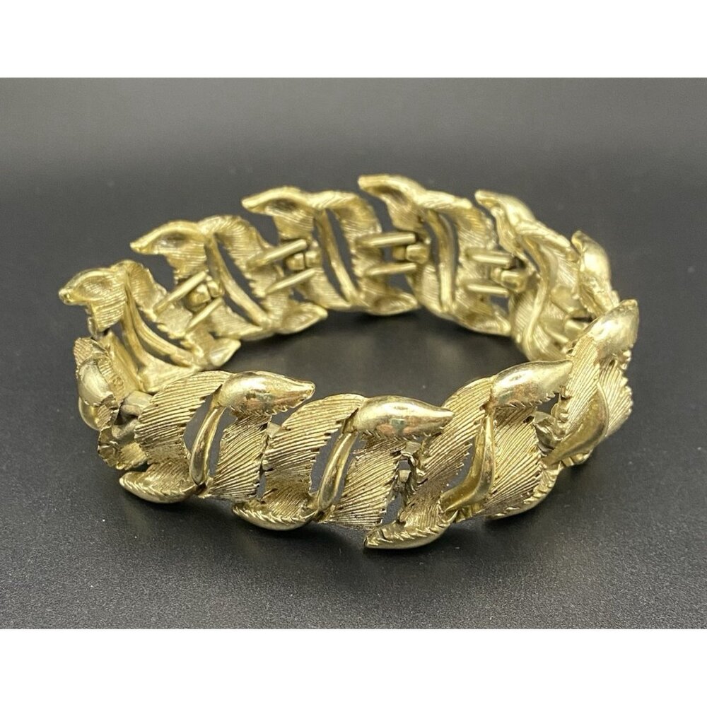 Vintage Lisner Gold Tone Leaf Link Bracelet 7x.75" Textured Feather Foldover - Picture 2 of 15